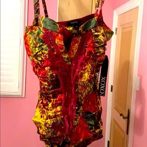 Gorgeous XOXO keyhole top Sz M NWT